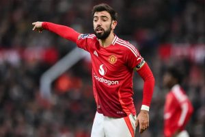 Bruno Fernandes decides to stay at Manchester United for another season.