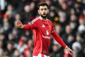 “Bruno Fernandes matches the assist record and divides opinions at Old Trafford.”