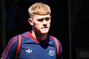 Chelsea pode travar Man United e recuperar Lewis Hall ao Newcastle