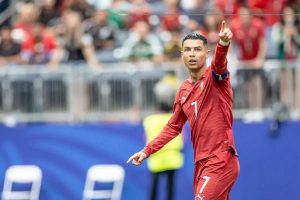 “Should Cristiano Ronaldo keep his starting position after a discreet performance?”