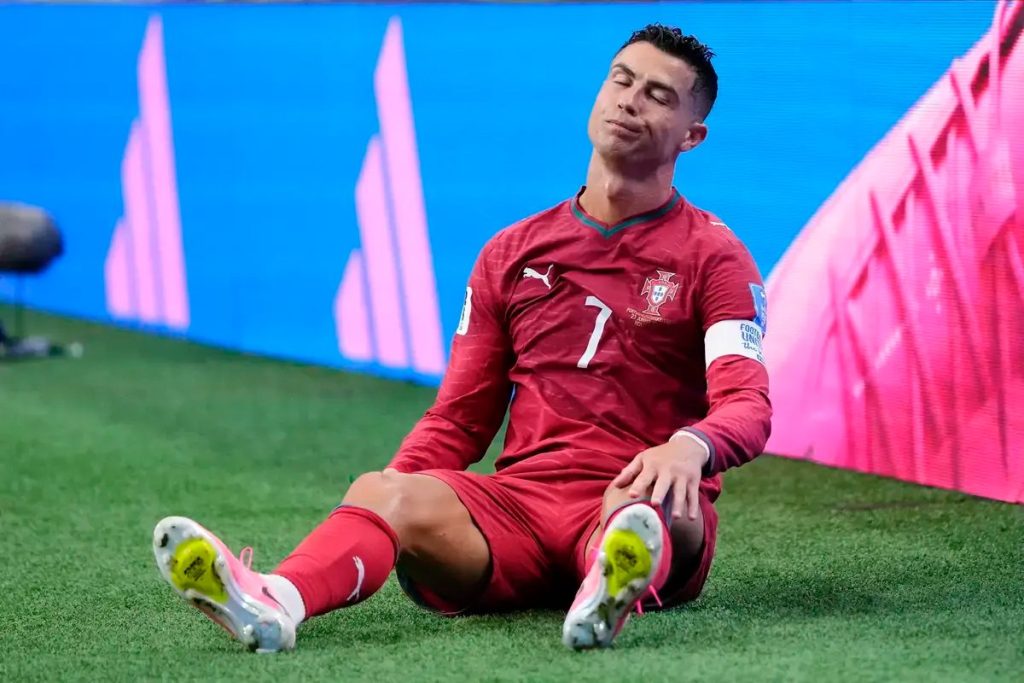 “Cristiano Ronaldo divides Portugal between extreme passion and fierce criticism.”