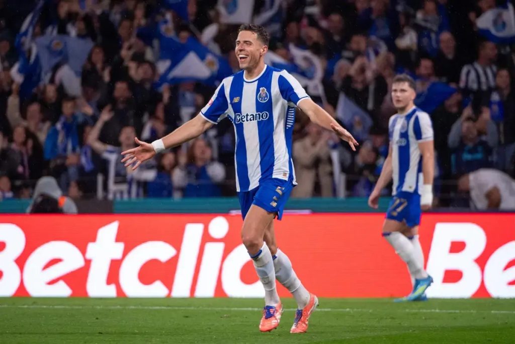 Defesa do FC Porto definida com dupla polaca para nova época
