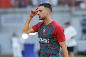 Diogo Dalot praises Cristiano Ronaldo’s resilience in the face of criticism.