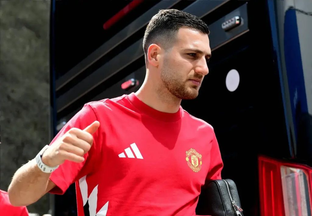 Diogo Dalot recorda o apoio de Mourinho e a carreira no United
