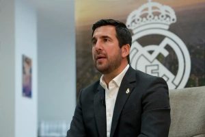 Enrique Riquelme congratulates Florentino Pérez after the elections.