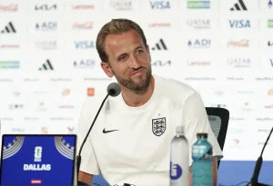 “Harry Kane pursues the Ballon d’Or in a possible farewell to World Cups with England.”