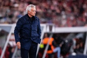 “Florentino praises Mourinho, but the audience does not react with enthusiasm.”
