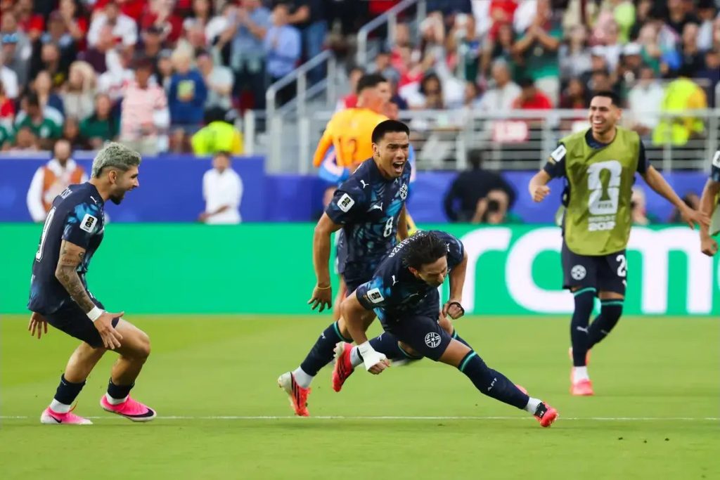 “Galarza scores the fastest goal of the World Cup and Paraguay eliminates Turkey.”