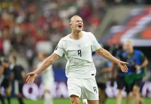 “Haaland leads Norway to the round of 16 in the World Cup with a decisive goal and excitement in the stands.”