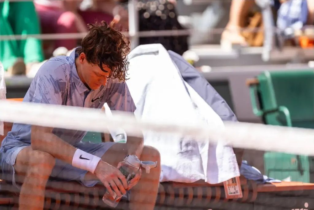 “Jannik Sinner in dramatic fall exposes weaknesses at the French Open.”