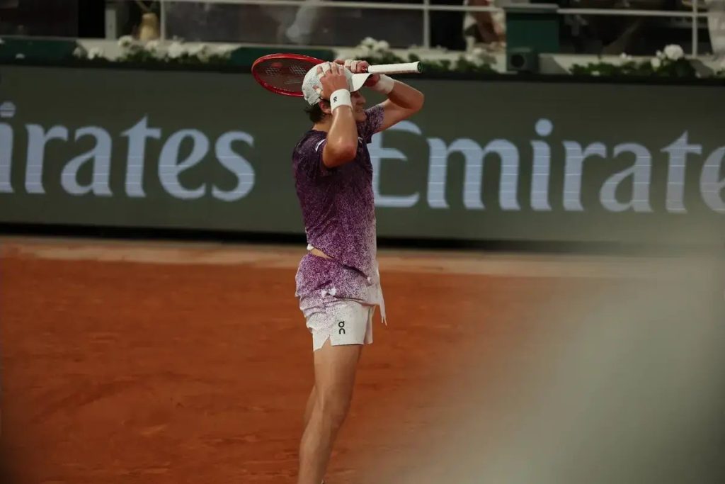 João Fonseca advances to the quarter-finals at Roland Garros.