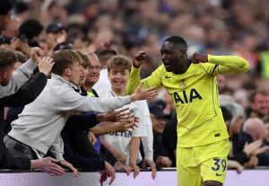 Juventus reabre negociações por Kolo Muani para substituir Vlahovic