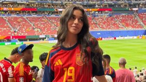 “Lamine Yamal scores in the World Cup with support from Inés García in the stands.”