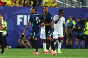 Raphinha’s injury raises alarms for the Brazil national team after victory against Haiti.