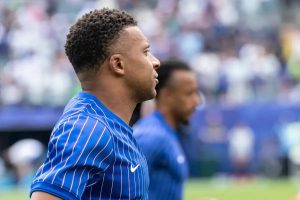 “Mbappé approaches Messi’s record with a decisive goal against Iraq.”