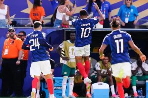 “Mbappé decides with a brilliant goal in a controversial France-Senegal match at the World Cup.”