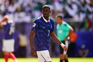 “Mbappé defends Dembélé and highlights versatility in France’s attack.”