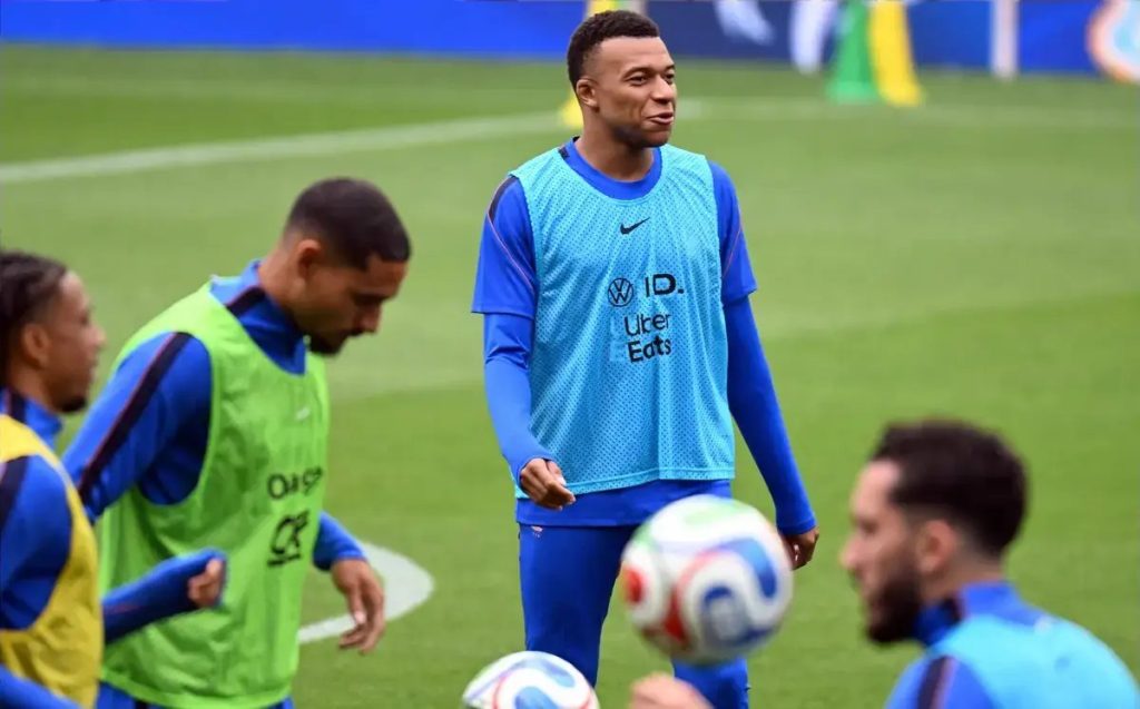 Mbappé defende Messi e Ronaldo: Quem não joga futebol não sabe