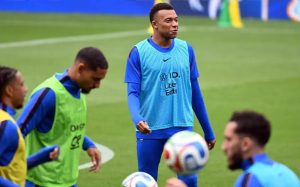 “Mbappé defends Messi and Ronaldo: Those who don’t play football don’t understand.”
