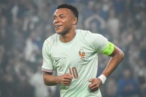 “Mbappé and Kane lead the race for the Golden Boot in the 2026 World Cup.”
