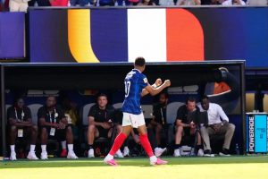 “Mbappé breaks the all-time top scorer record for the Blues.”