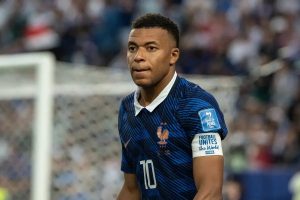 “Mbappé has played 100 games for the national team with numbers superior to Messi and Ronaldo.”