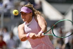 Mirra Andreeva faces Maja Chwalinska in the final of the French Open.