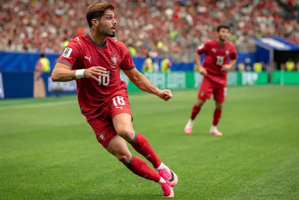 Pedro Neto highlights friendship and healthy rivalry with Trincão in the national team.