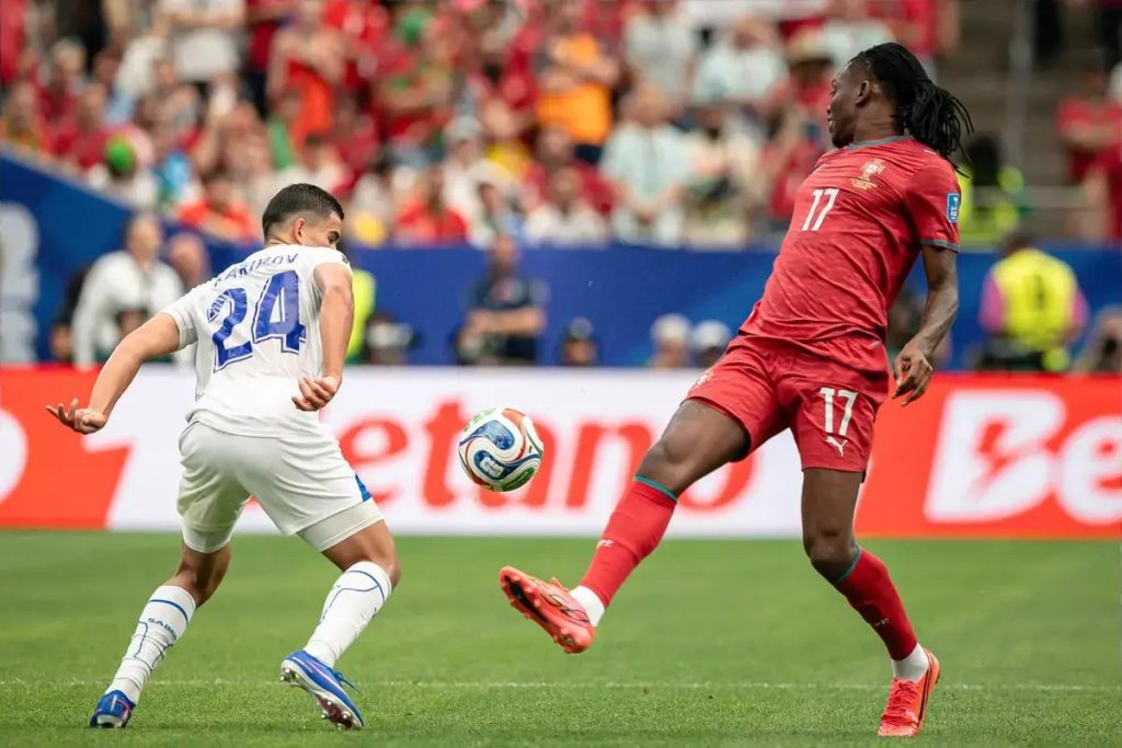 Rafael Leão praises Ruben Amorim and admits he will decide his future at Milan after the World Cup.