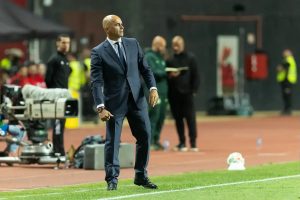 Roberto Martínez reveals who takes free kicks better and discusses the hydration break.