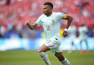 Ronaldo compares Mbappé to himself at his peak after breaking records at the World Cup.
