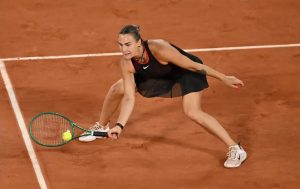 “Sabalenka shines and eliminates Osaka in the quarter-finals of Roland Garros.”