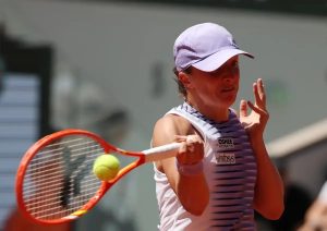 “Serena Williams returns to Wimbledon as Iga Swiatek begins her title defense.”