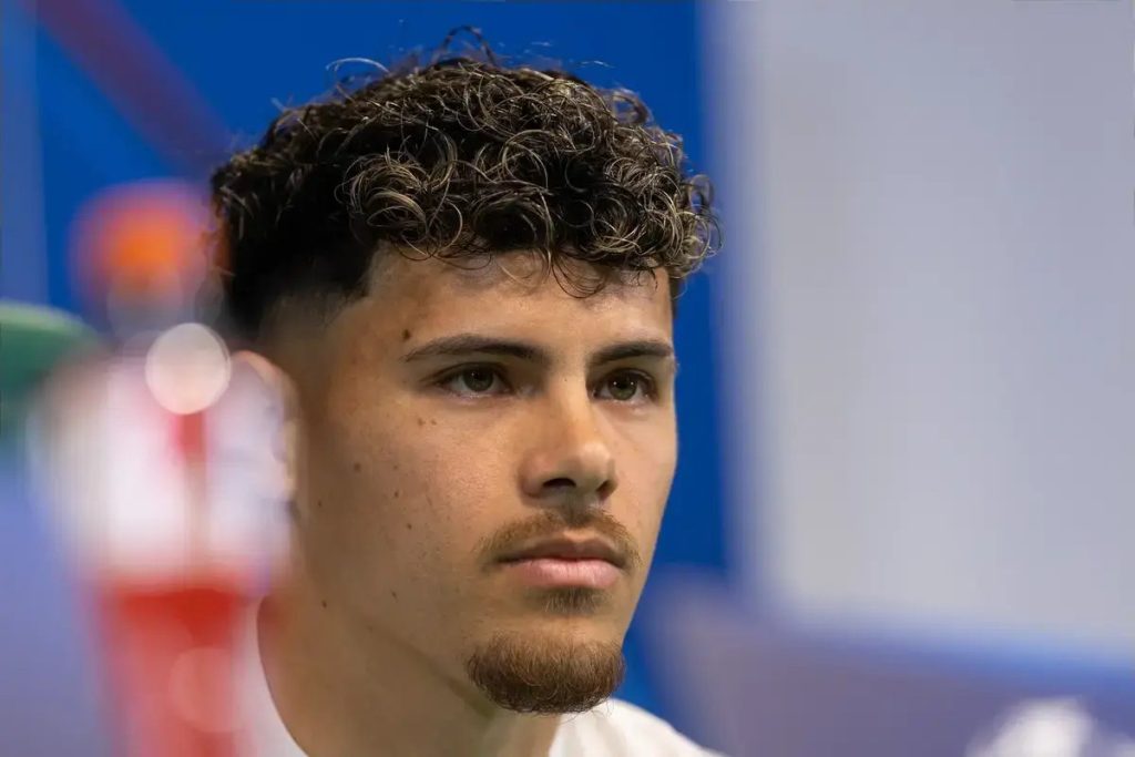 Sporting admits the departure of Maxi Araújo in light of interest from Manchester United.