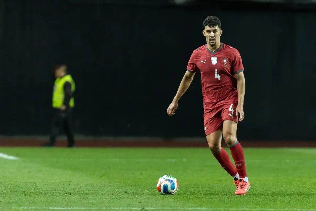Tomás Araújo gains prominence at Benfica following Otamendi’s departure.