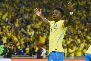 Vinícius Júnior calls for respect after insults directed at Virgínia at Maracanã.