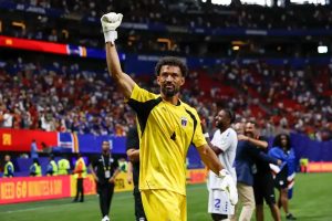 “Vozinha becomes viral hero after historic performance against Spain.”