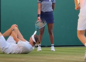 Jannik Sinner ajuda Alexander Zverev após queda na final de Wimbledon (VIDEO)