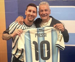 “Messi offers jersey to Baggio after Argentina’s victory in the World Cup.”