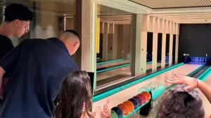 Cristiano Ronaldo estreia pista de bowling em casa durante férias