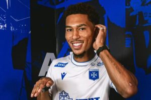 Auxerre pays five million to FC Porto and secures Namaso until 2029.
