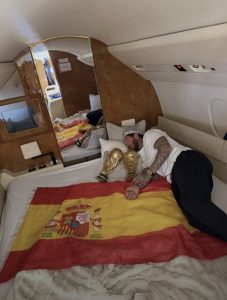 Sergio Ramos provoca Messi com foto a dormir com taças do mundo