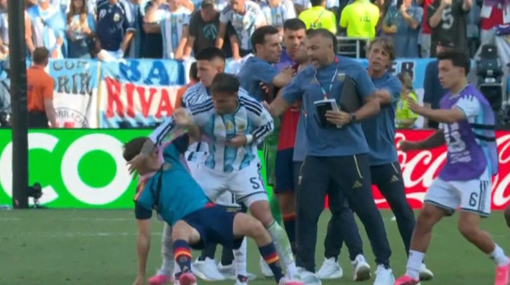 Caos após o apito final: Gavi e Paredes envolvem-se em confronto feio no final do jogo entre Argentina e Espanha