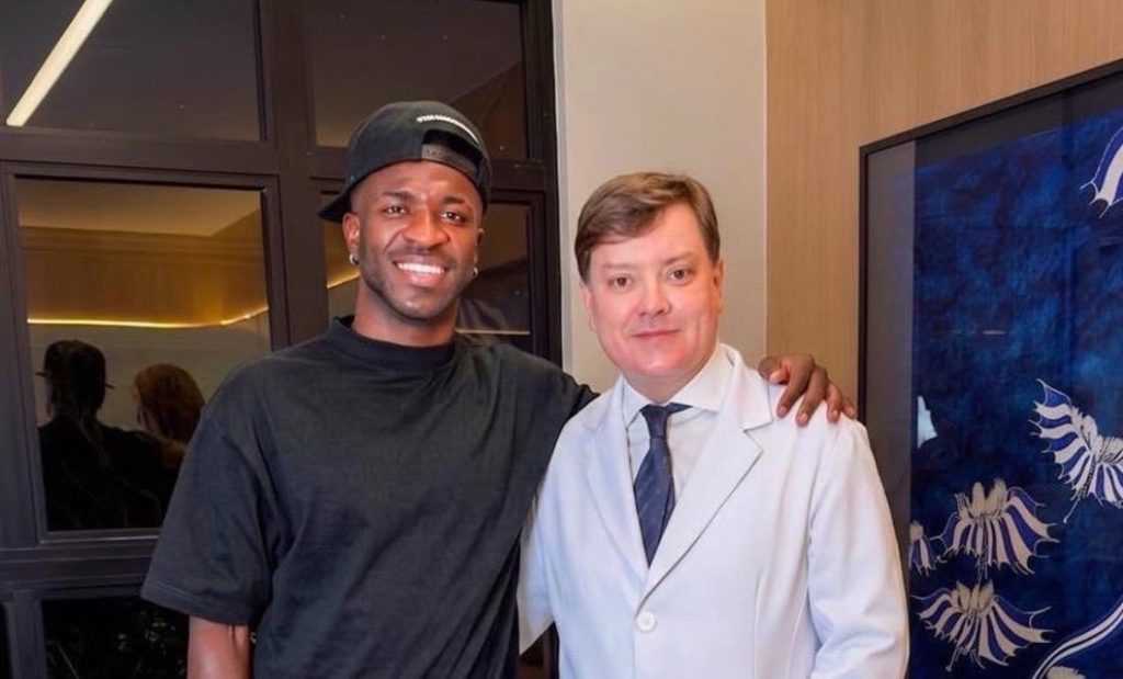 Vinicius Jr surpreende com novo visual após cirurgia ao queixo