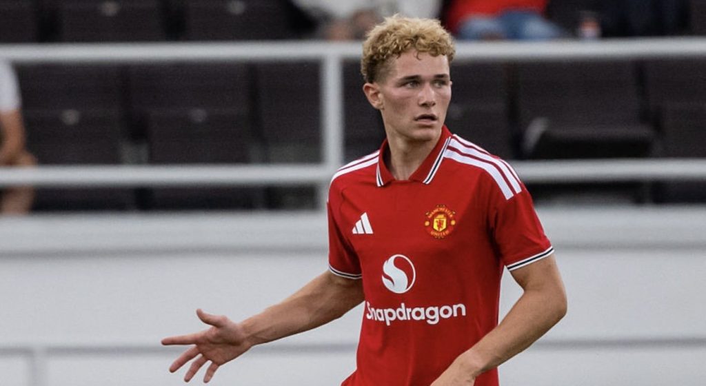 Jacob Devaney impressiona Carrick em posição inédita no Manchester United