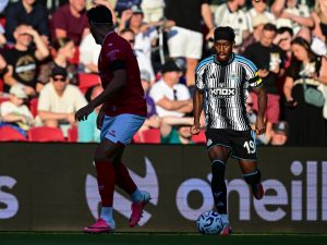 Newcastle sofre derrota pesada com Bristol City e problemas defensivos expostos