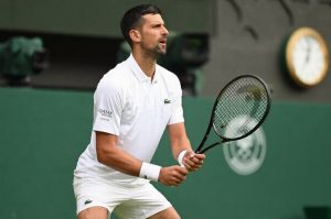 Djokovic impressiona frente a Tsitsipas e reforça candidatura a Wimbledon