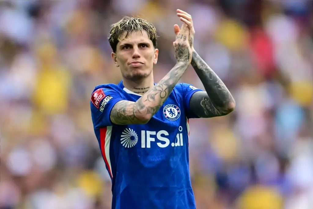 Alejandro Garnacho reforça o Aston Villa por empréstimo com opção de compra