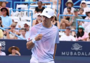 Alex de Minaur vence Tsitsipas e vai defrontar promessa australiana no DC Open