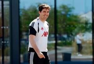 Andoni Iraola pondera substituir Milos Kerkez com estrela da Bundesliga